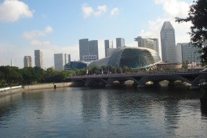 Sungai Singapura dengan latar belakang Esplanade Theatres