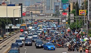 Parkir on street di Jalan Gajah Mada (sumber : poskotanews.com)