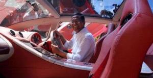 Dahlan Iskan mengendarai Tucuxi (sumber: kompas.com)