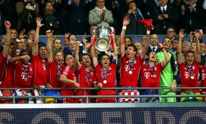 Para pemain Bayern mengangkat trofi Liga Champions