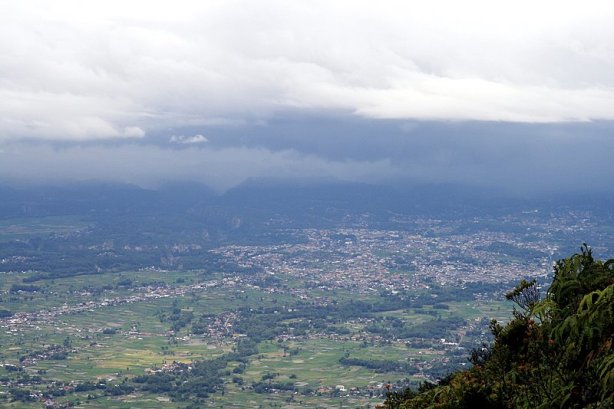 Bukittinggi dilihat dari pinggang Gunung Marapi. Nampak Ngarai Sianok di sebelah kiri