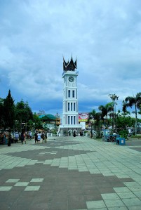 Jam Gadang dan Pasar Ateh (belakang)
