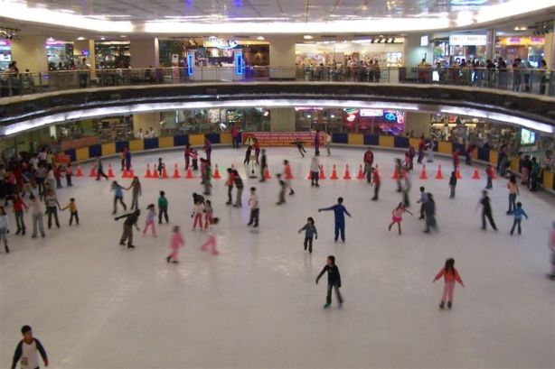 Ice Skating di Mal Taman Anggrek