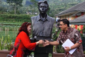 Evawani Alissa meresmikan patung Chairil Anwar di Rumah Budaya Fadli Zon (sumber : antarasumbar.com)