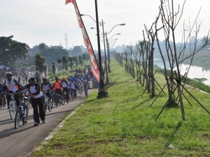 Sisi Banjir Kanal Timur yang dipergunakan untuk berolahraga (sumber thejakartareview.wordpress.com)