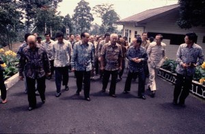 Para Pengusaha Tionghoa bersama Soeharto (sumber : berita.plasa.msn.com)