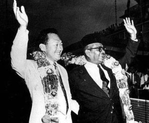 Lee Kuan Yew (kiri) dan Tunku Abdul Rahman