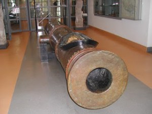 Salah satu meriam Aceh pemberian sultan Turki Utsmani (sumber : www.peradabandunia.com) 