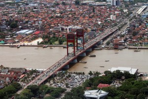 Jembatan Ampera menghubungkan Kawasan Ulu (atas) dan Ilir